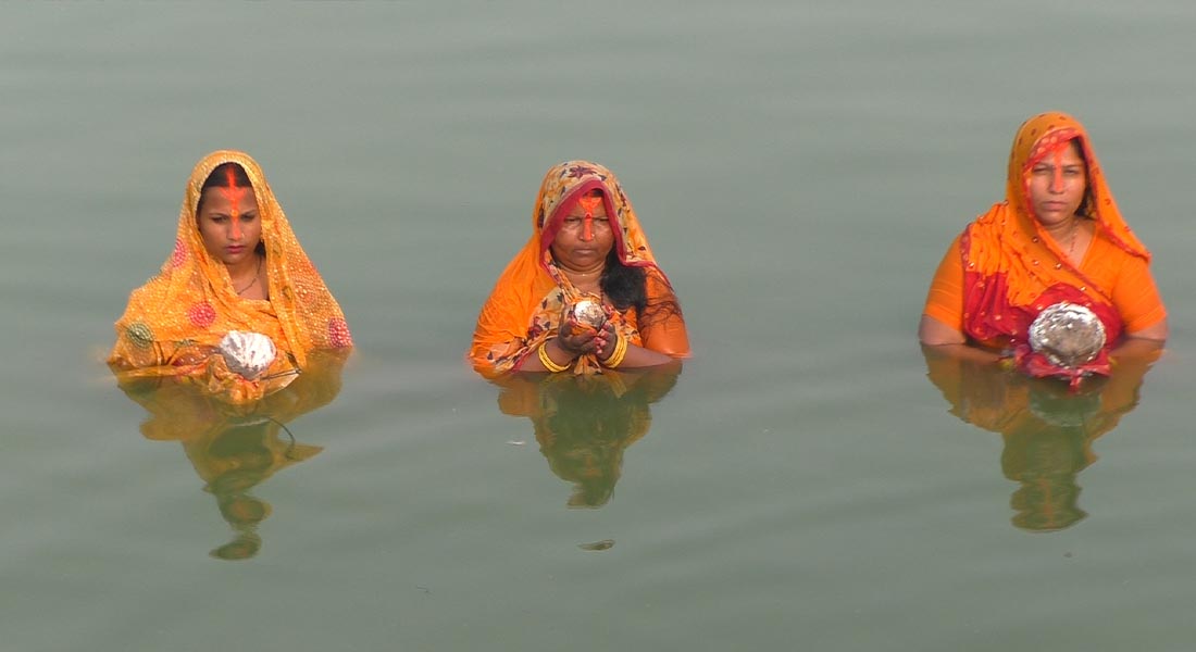 मधेसमा चैती छठ : अस्ताउँदै सूर्यलाई अर्घ दिइयो (तस्बिरहरू)